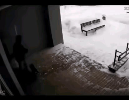 这次老天开眼了，它不忍这么善良的人被误砸。
一男子出单元门的时候看到一位女子急匆