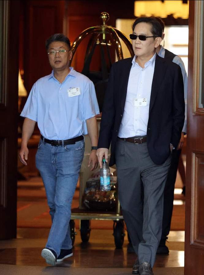 当地时间7月7日，三星电子会长李在镕出席在美国爱达荷州举行的太阳谷峰会。

据了