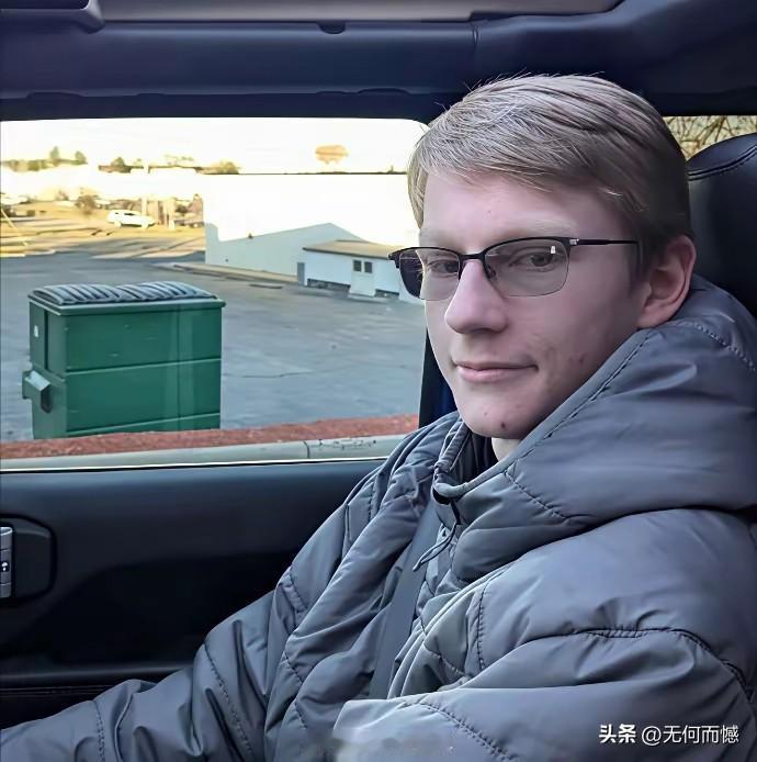 这个戴着眼镜、很有文艺范儿的21岁小伙，在老特的海湖庄园被击毙了，原因是他拿着枪