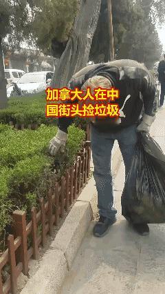 他不是来看风景的。一个加拿大人来到中国街头，不游玩不看景，只是一次次停下来，把绿