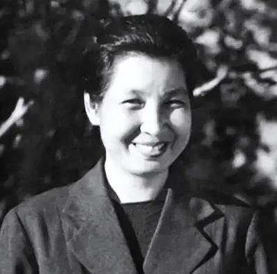 一天毛主席正在院子里烧水，只见一位漂亮的女红军轻轻绕到毛主席背后，猛然拍了一下毛