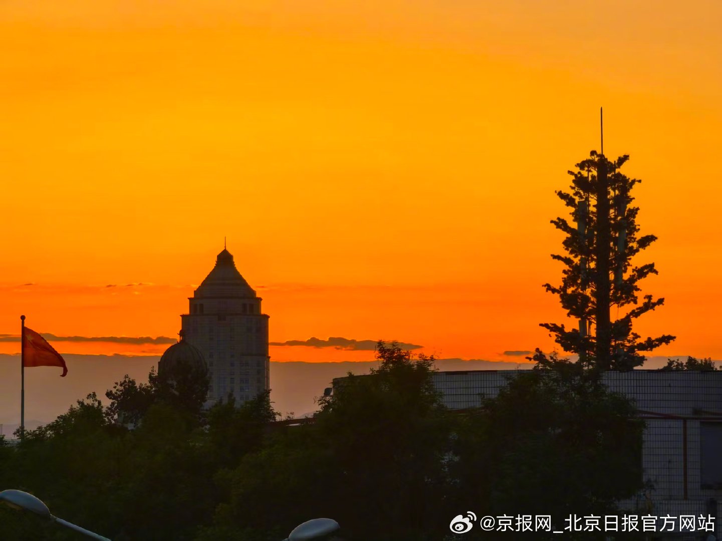 【甜蜜！#北京晚霞像打翻了蜂蜜罐#】#今天北京真好看# 9月19日傍晚，北京晚霞