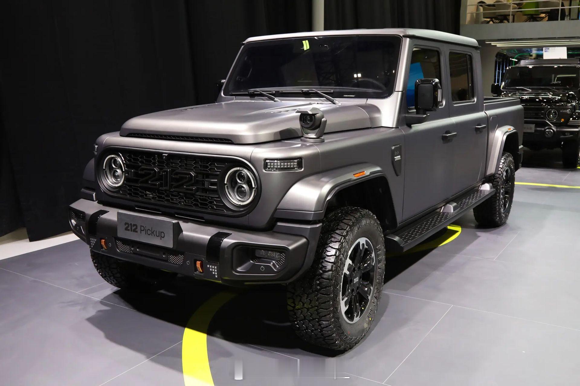 延续 T01 检阅官的方盒子复古造型，复古圆灯、两横幅中网与防空灯一应俱全，加长