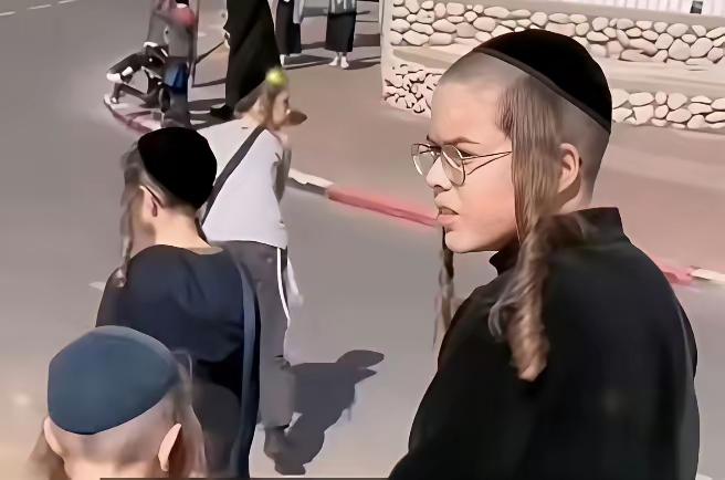 留两条辫子，顶个黑帖，那是人家的传统习惯，勿妄评议。但是说句实话，这修饰，这打扮