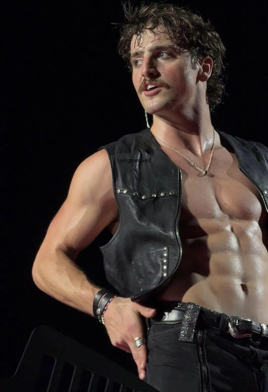 粉丝在演唱会第一排拍摄的 Benson Boone，高清的镜头看到腹肌和身材都很