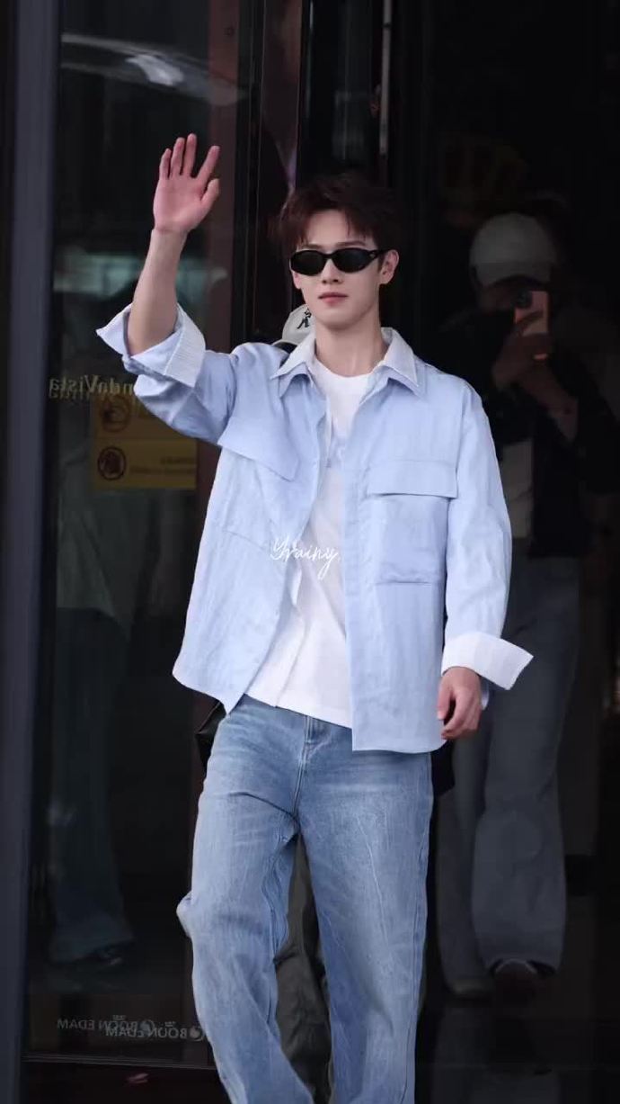 李昀锐蓝色系清爽男大风 李昀锐墨镜蓝色look 李昀锐蓝色系清爽男大风，李昀锐墨