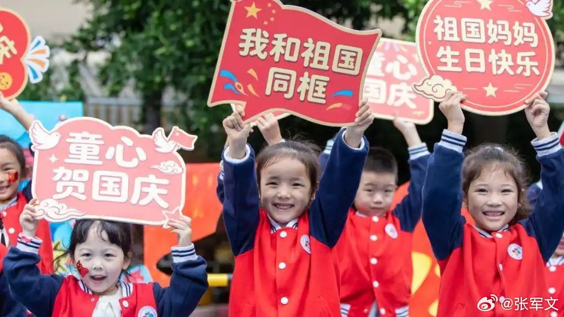 当10000多只和平鸽腾空而起，与五星红旗同框的瞬间，我们看到的不再是单纯的视觉