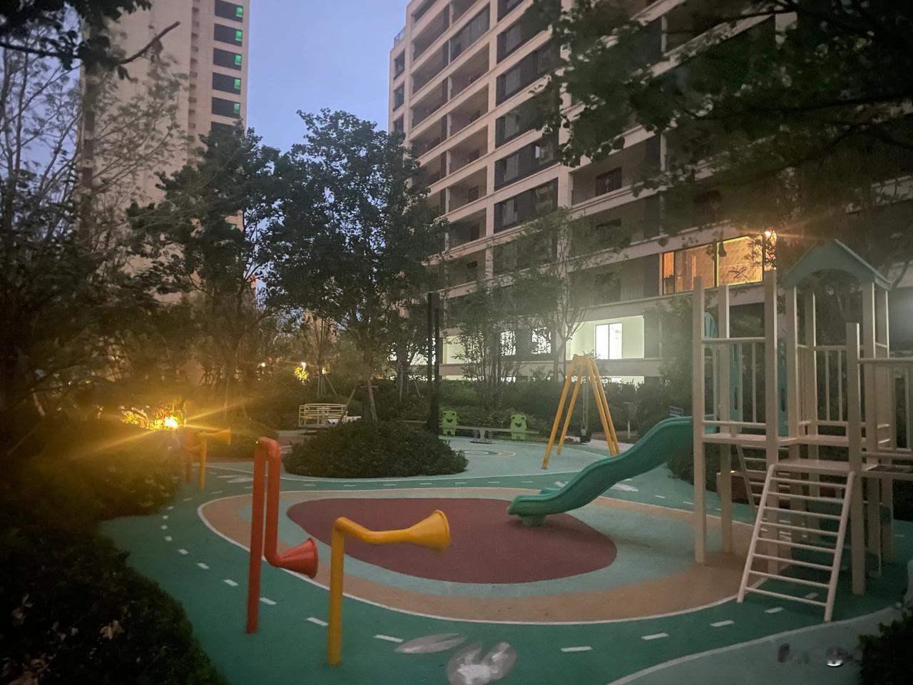 【阮郎归•中秋赏月话长安】
中秋赏月话长安，银蟾映满天。
一街灯火夜阑珊，将心放