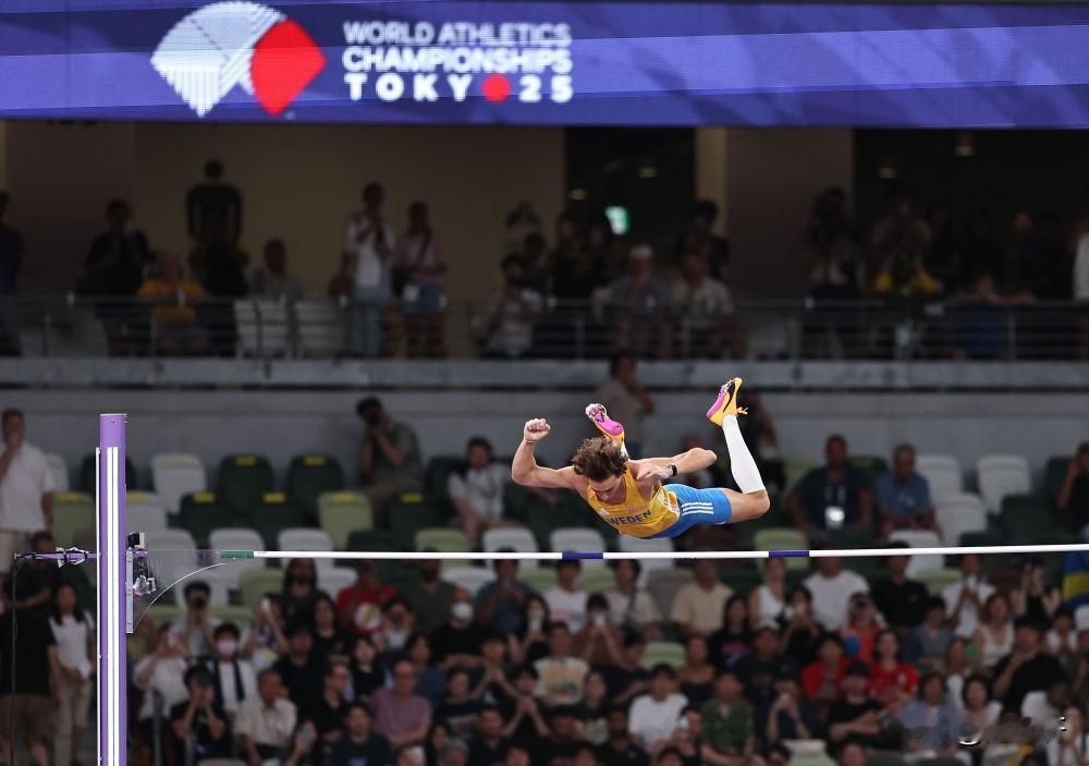 东京世锦赛第三日好戏连台！瑞典“撑杆跳之王”杜普兰蒂斯以6米30第14次刷新世界