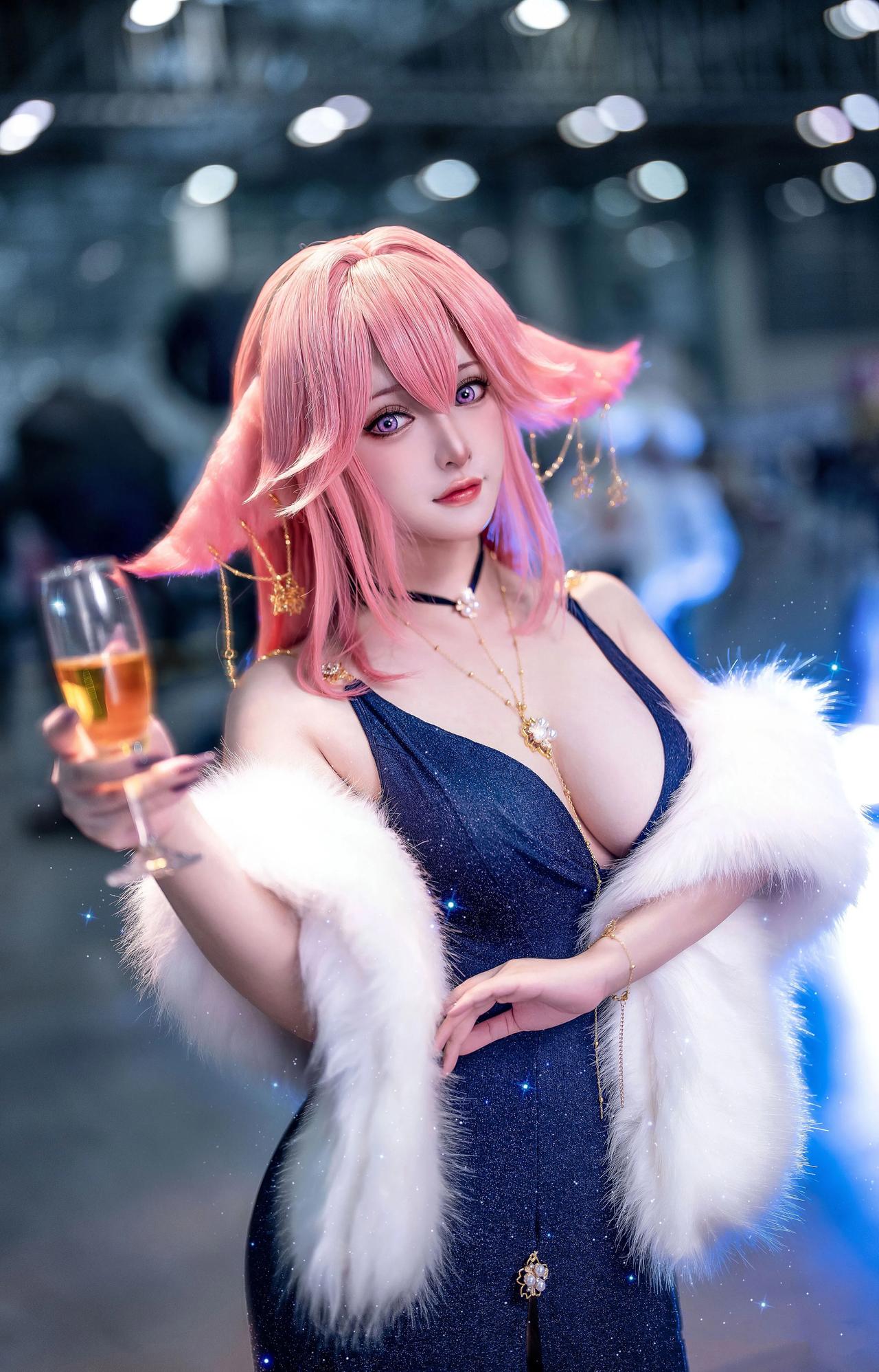 我们一般称狐狸为媚，还有一种称呼是八重神子!
COSER:月半揉揉#原神# #游