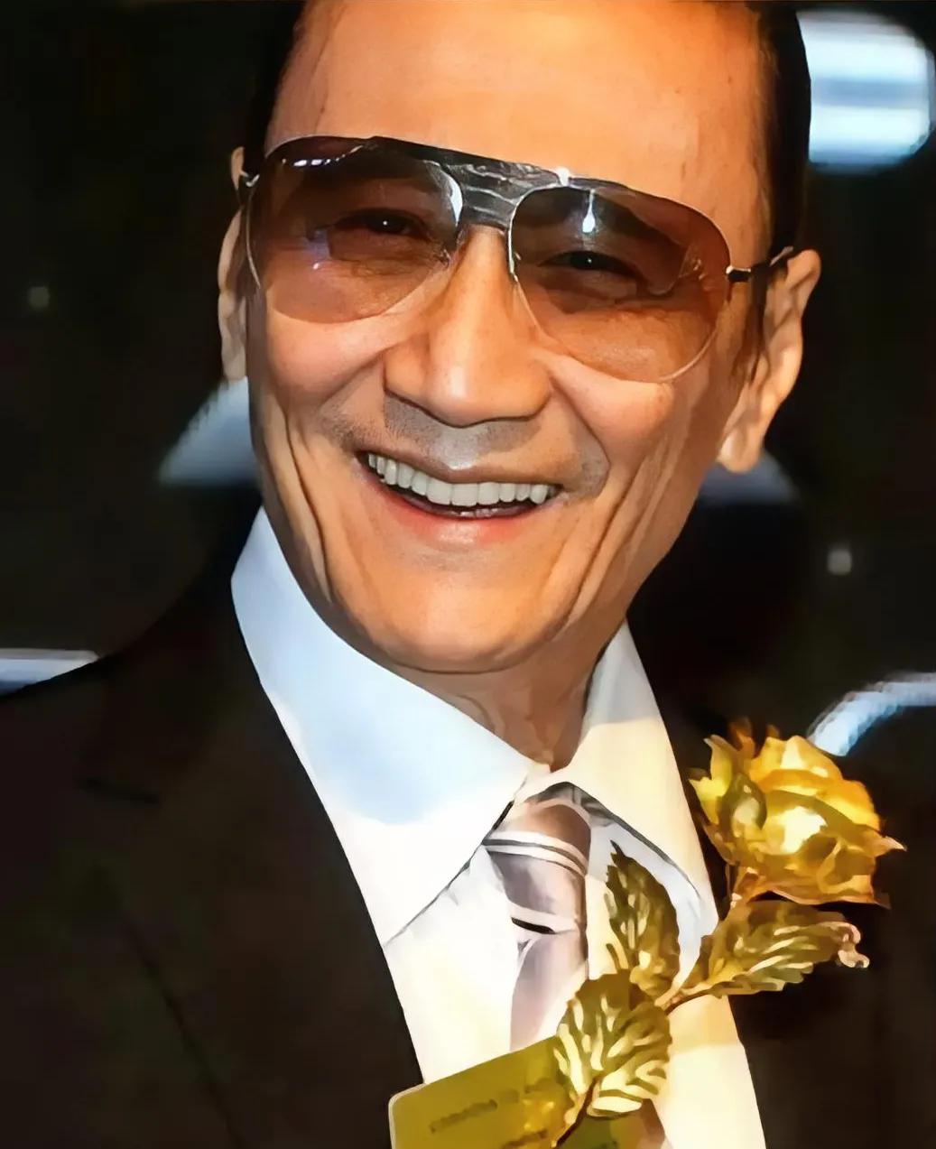 演员，谢贤说，这辈子我有过4个女人，唯独她我哭的最伤心。

1955年，我20岁