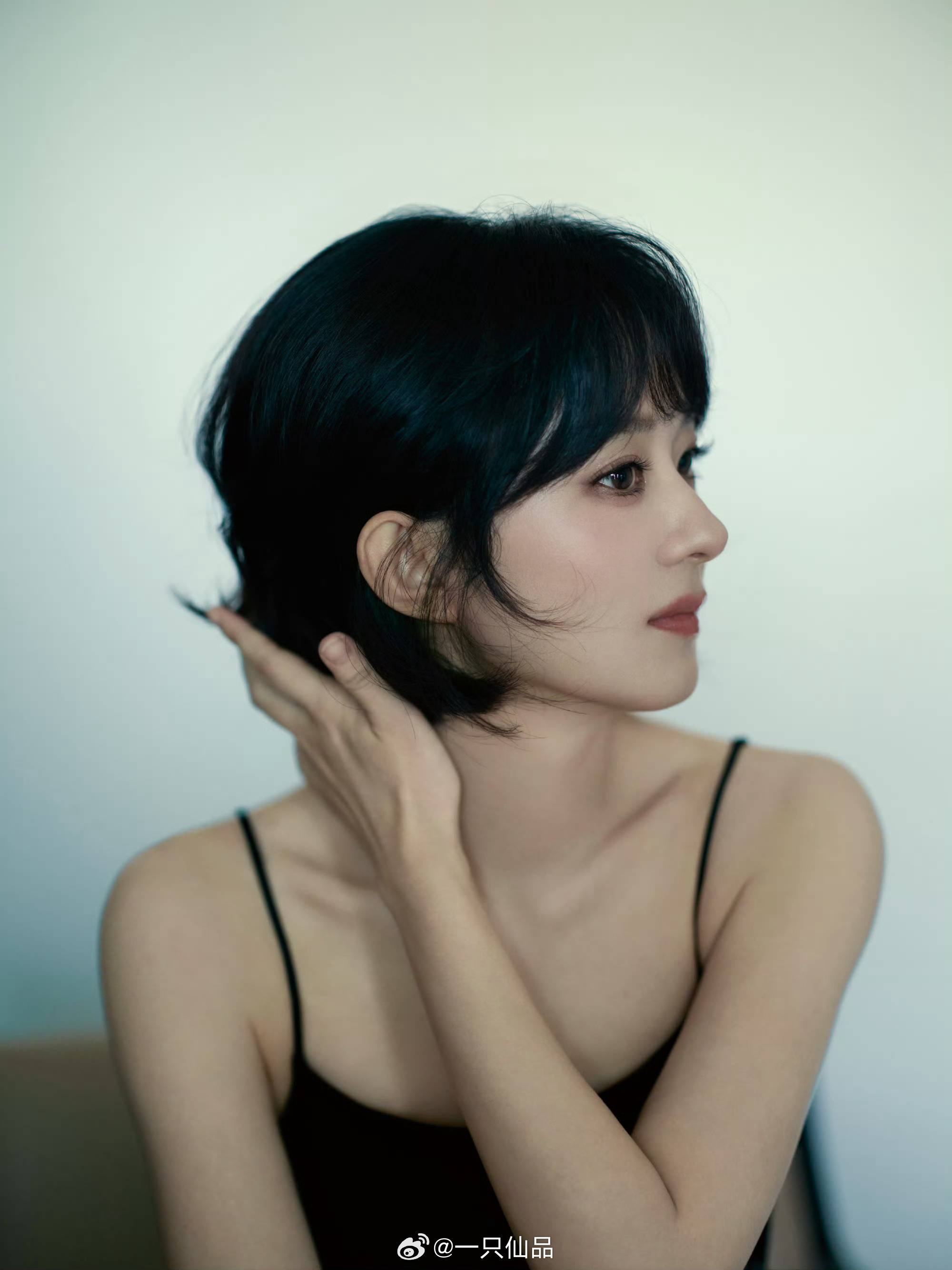 赵丽颖今日纪梵希活动出图我丽的身材比例真权威，短发直接迷晕了我