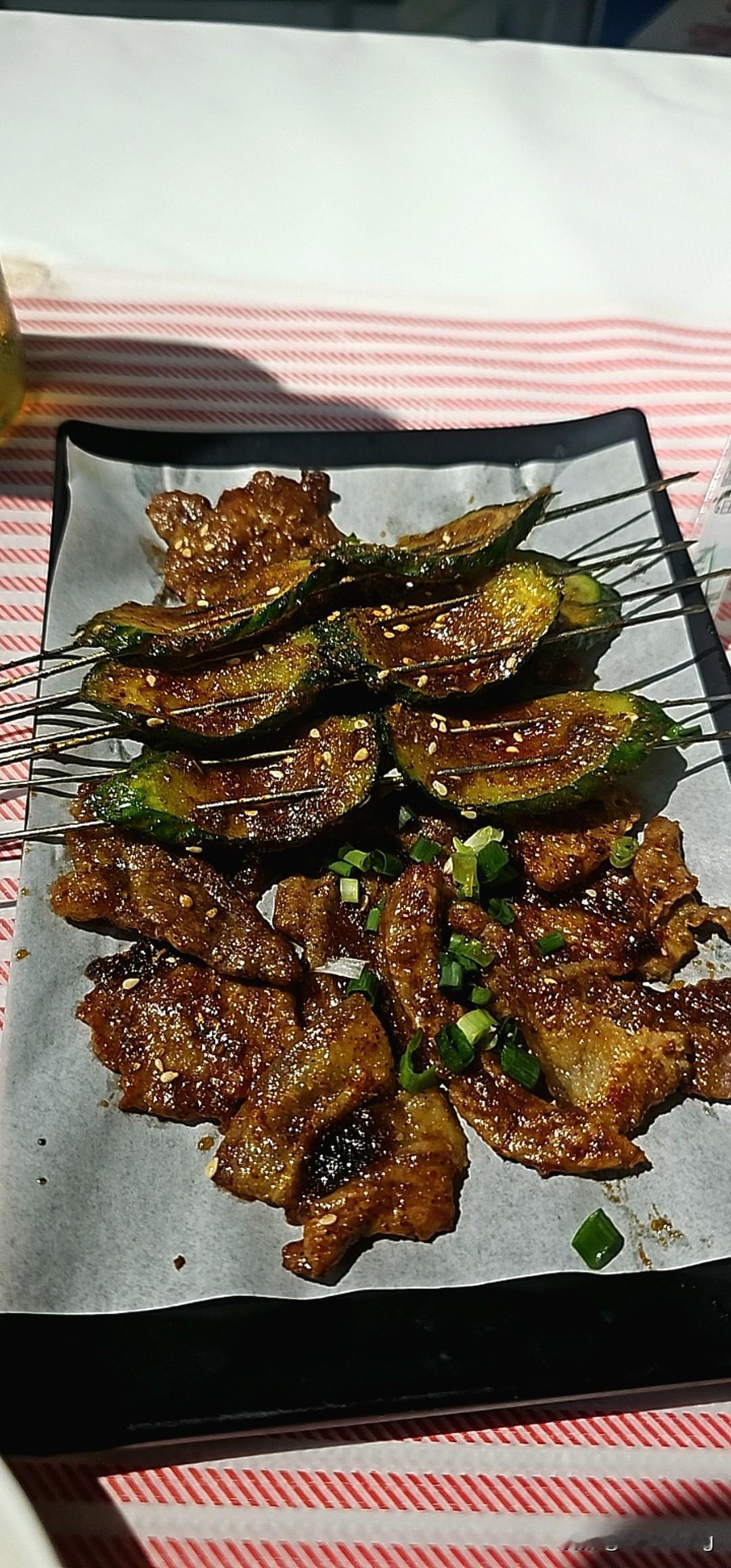 昨晚又发了两次烧。
感冒灵也吃得差不多了，看来今天必须得去医院了。高烧还外加腹泻