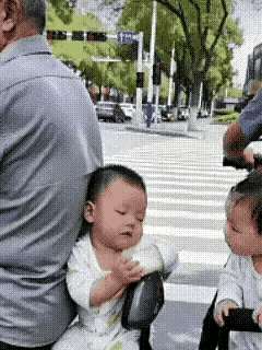 小姐姐还带这么偷喝奶的，并且连根拔起，只怪小弟弟睡得太香[捂脸]瞅瞅啥情况