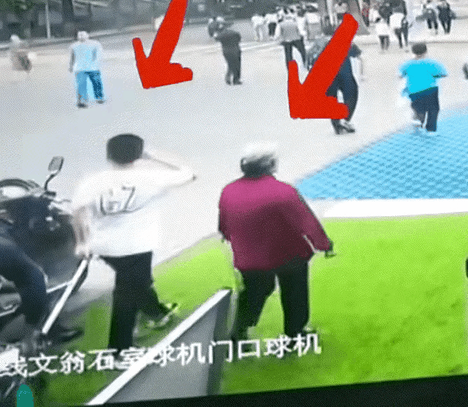 这个老太太，身材不是很高，体型比较偏胖，看似也比较普通，但是她做出来的行为，却暴