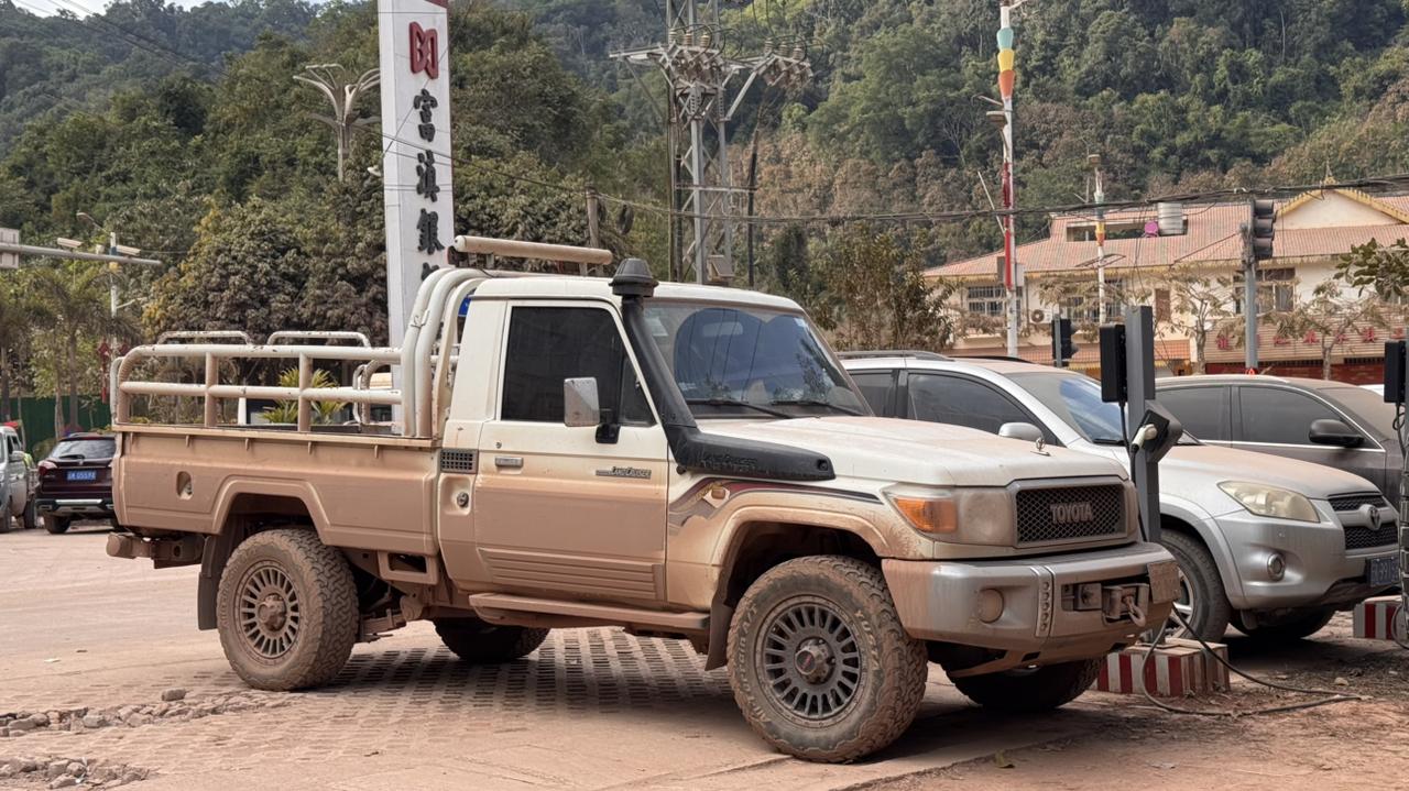 我们眼中的玩具
别人眼中的工具
是真实拿来干活的皮卡
双油箱、绞盘、涉水喉、AT