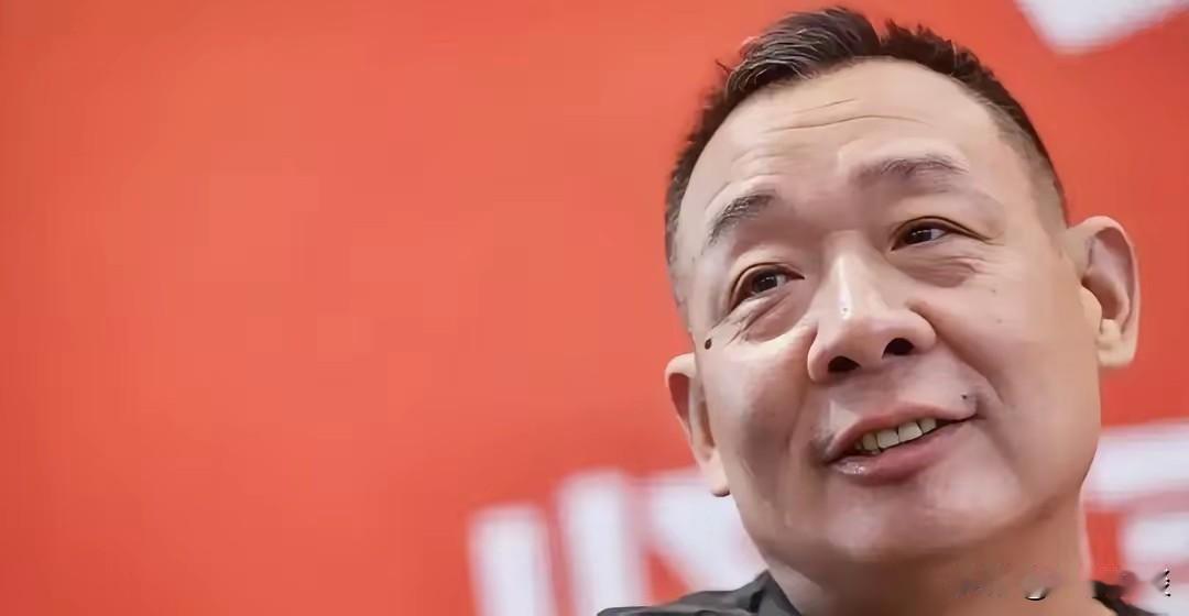 于东来，做的这几件事情不简单：

1、对员工很好。当谈及某个企业时，人们往往讨论
