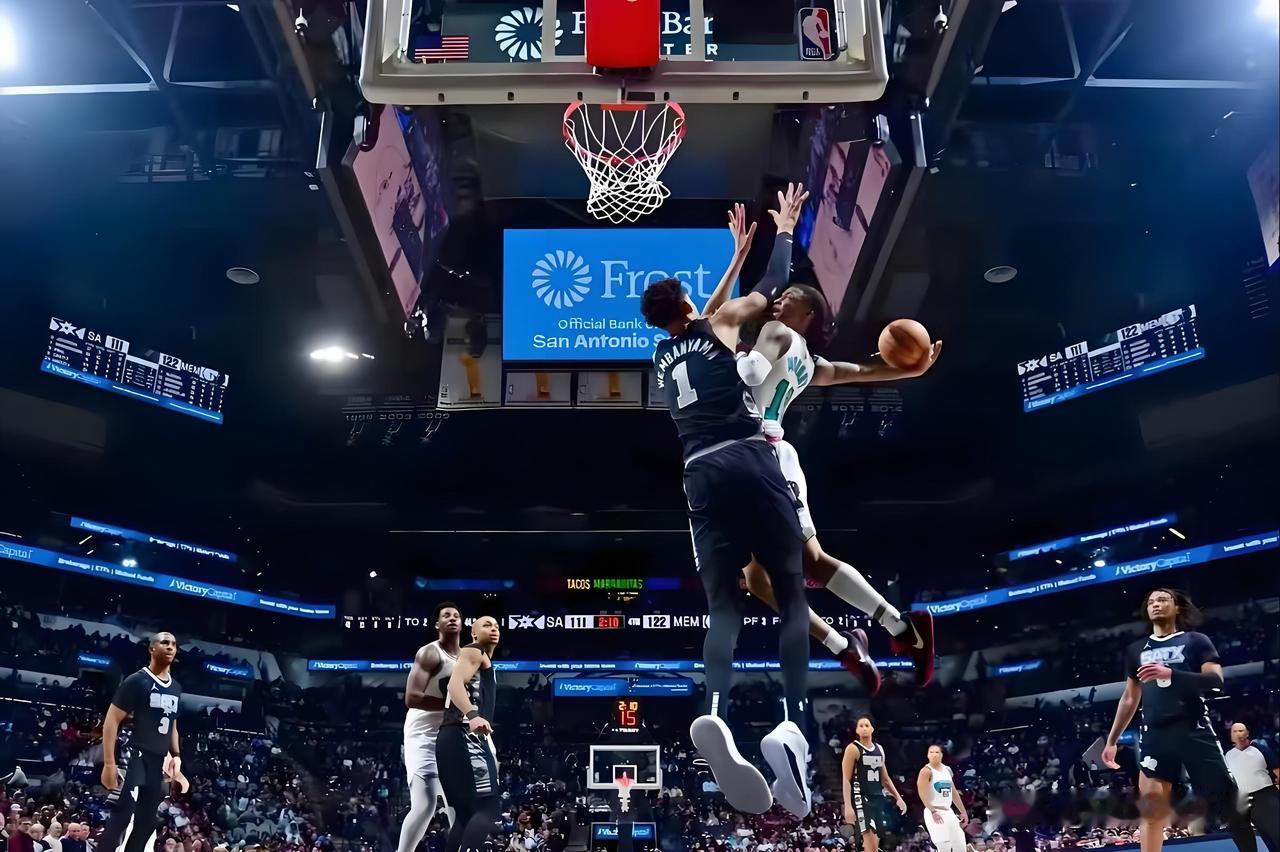 灰熊还能忍莫兰特多久？
整个季前赛莫兰特一场没打，原因是在一场队内训练赛中左脚踝