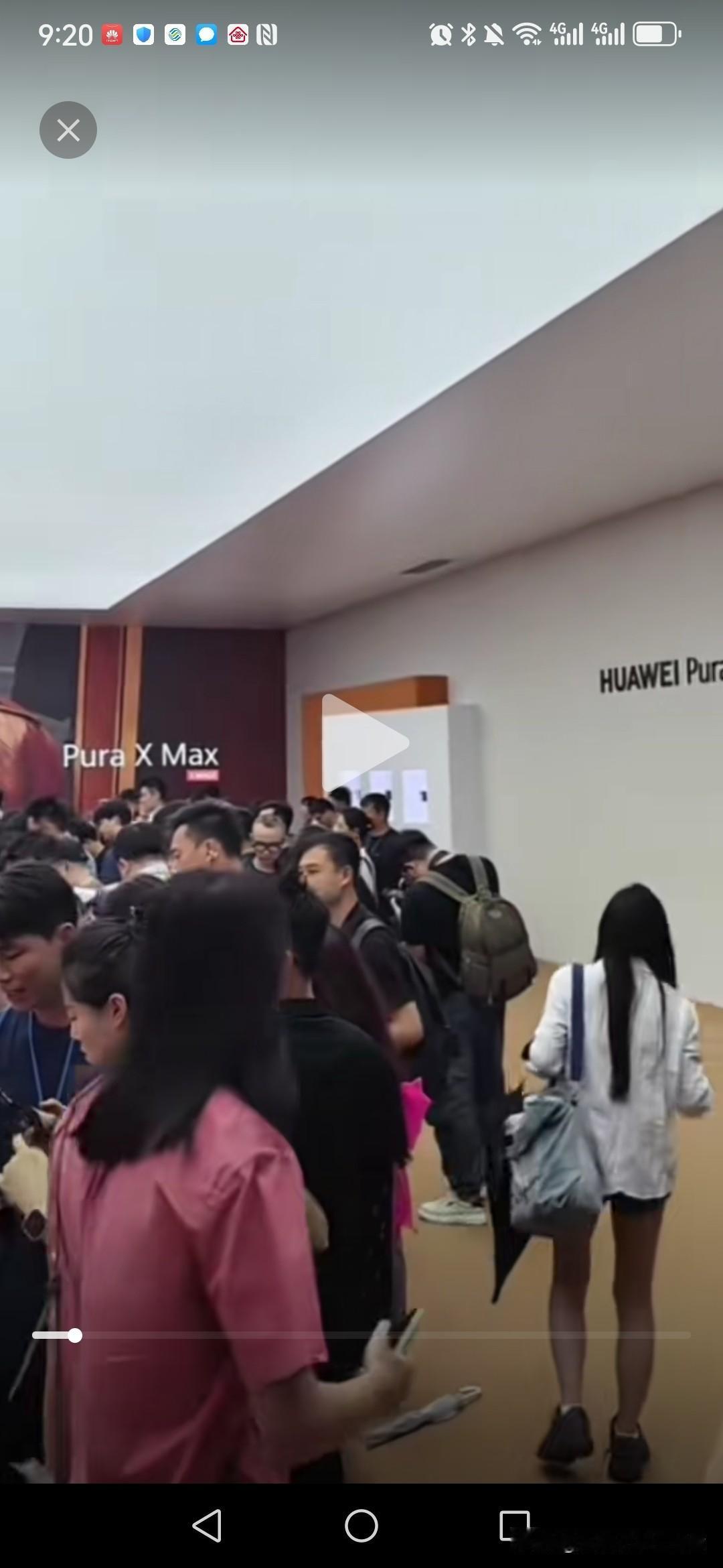 华为门店里人潮涌动，价格有高有低，芯片能够实现自主供应，颜色也可随意挑选，科技做