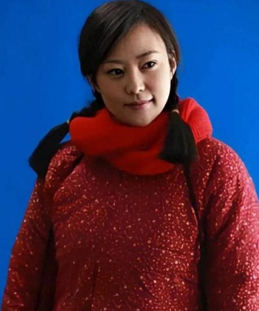 1971年，北京知青邵东平娶了地主家女儿。在新婚之夜，妻子问他：“东平哥，我家出