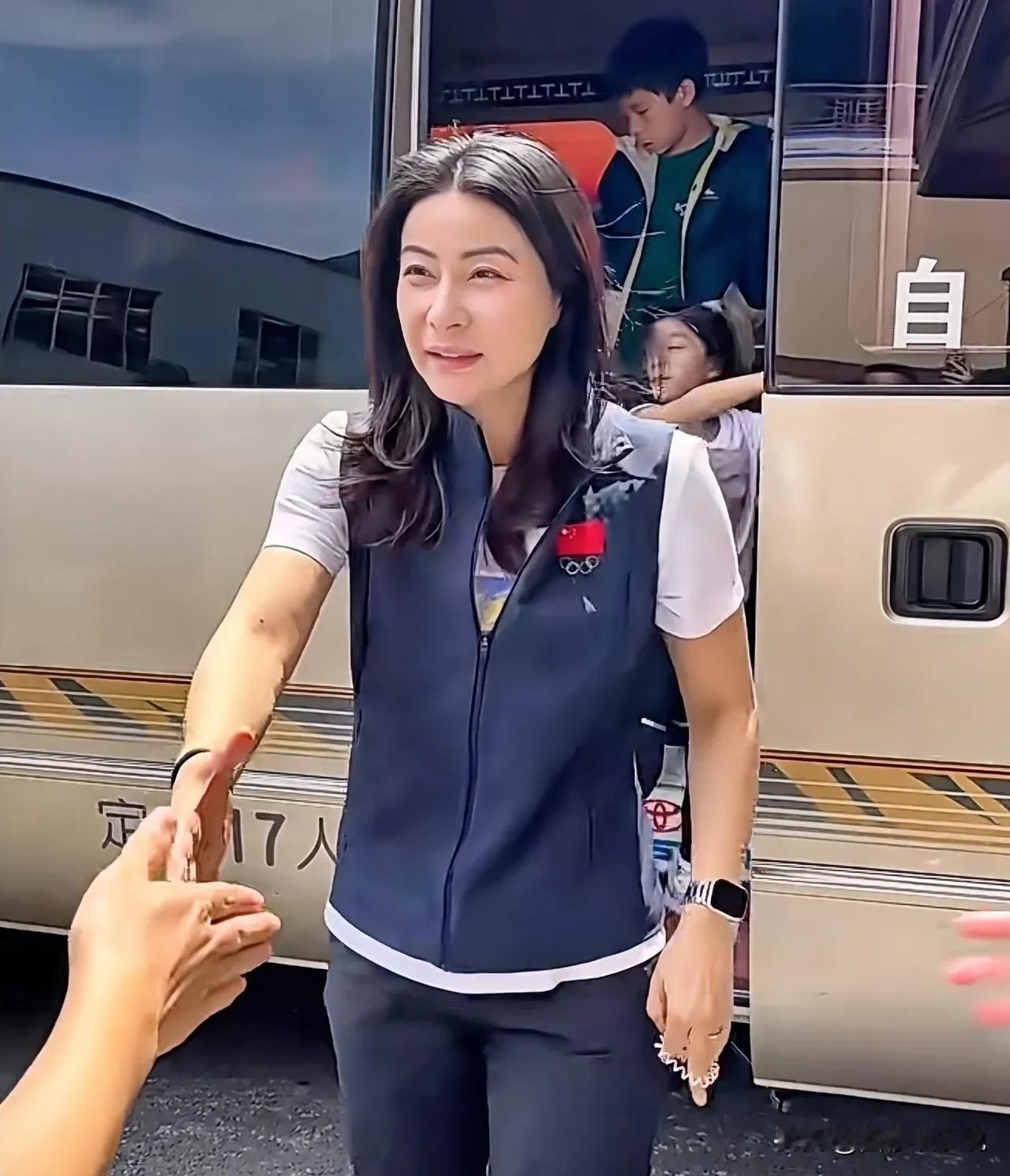 郭晶晶带孩子去贵州，大方出镜不遮掩，两女儿真漂亮！

近日，郭晶晶和霍启刚带着三