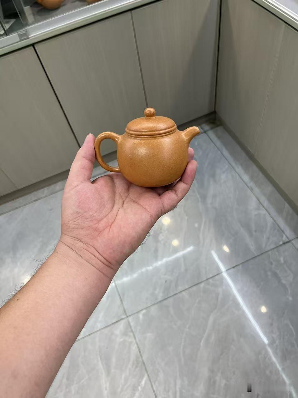 匏尊｜拙中藏巧，圆里有骨
匏尊壶属紫砂圆器一脉，以葫芦为形本，却不拘泥于仿生，而