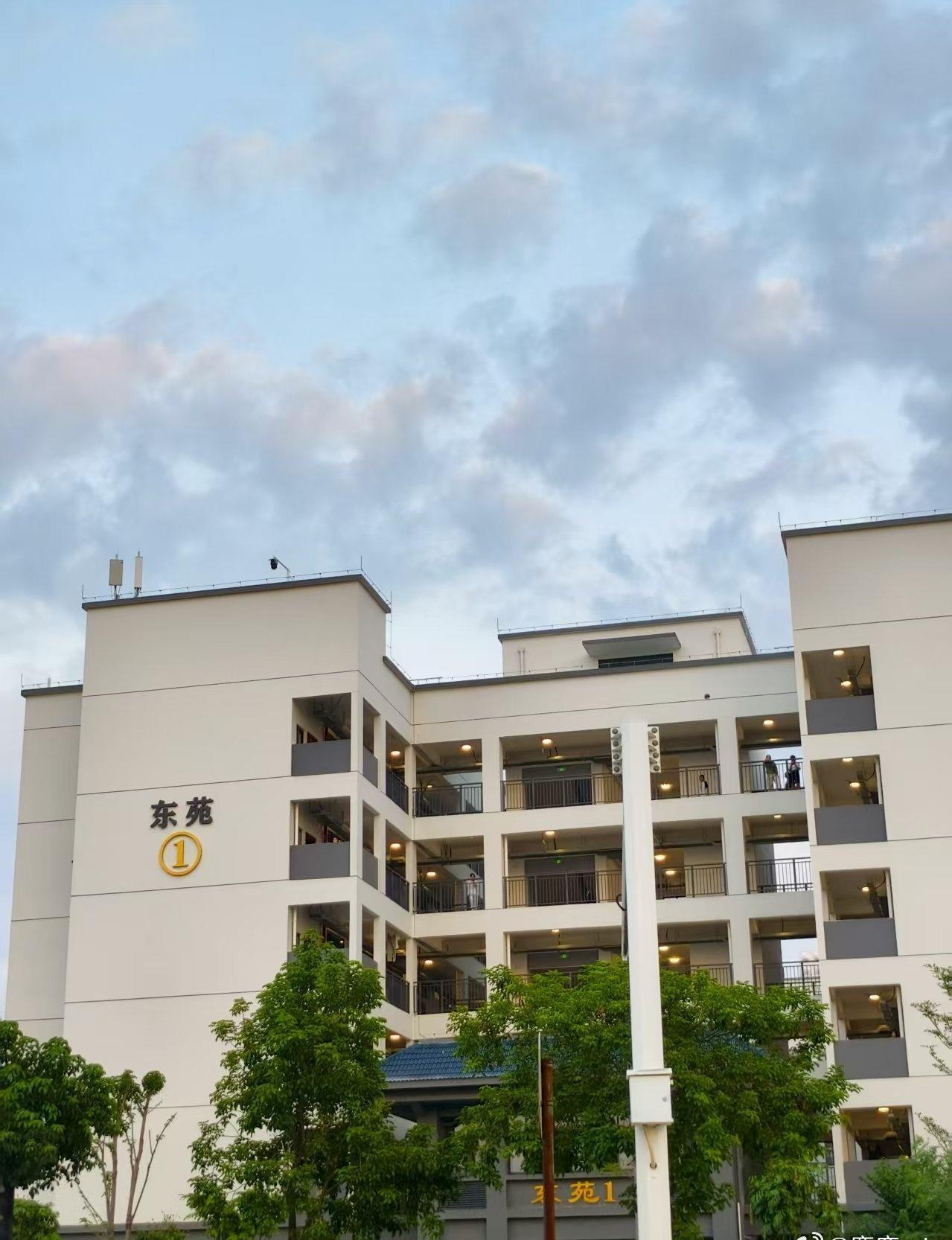 广西财经学院超话 美丽的武鸣校区依山傍水，现代化的建筑群与自然景观交相辉映，勾勒