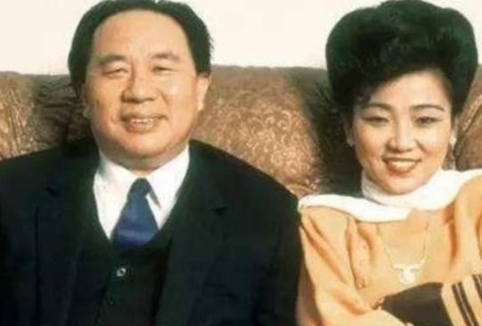 1999年，中国前首富牟其中坐着奥迪上班，途中被捕，一同被捕的还有他的小姨子夏宗