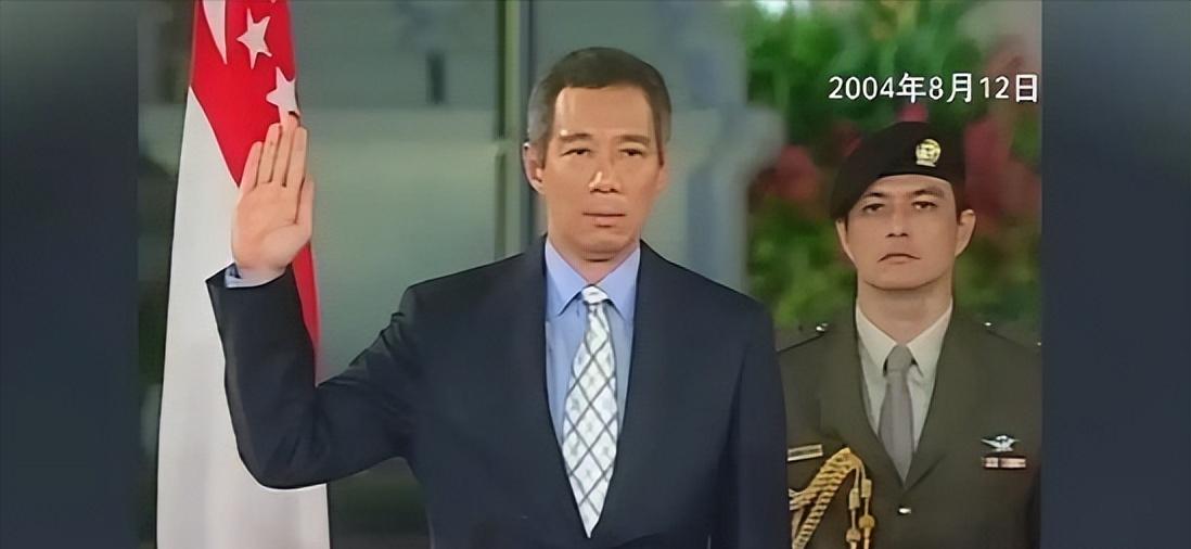 8月25日新加坡前领导人李显龙，因为接受了日本的“旭日大绶章”被中国的很多网友破