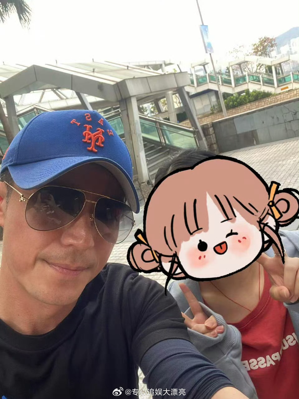 香港街头偶遇霍建华霍建华现身香港尖沙咀某露天茶餐厅，身穿黑色T恤、蓝色鸭舌帽，与