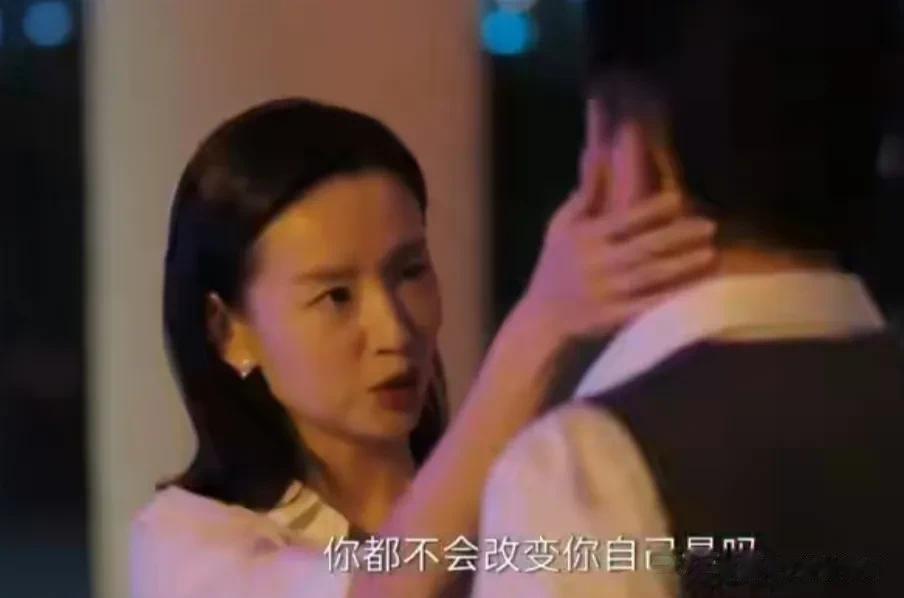 刘奕君和董洁的这段共舞拍出了王家卫的感觉。
光影迷离，红绿闪耀，配合着音乐，窗外