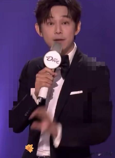 一觉醒来，
估计全网都替何炅捏把汗，
他可能自己都想不到，竟然还有自己救不了的场