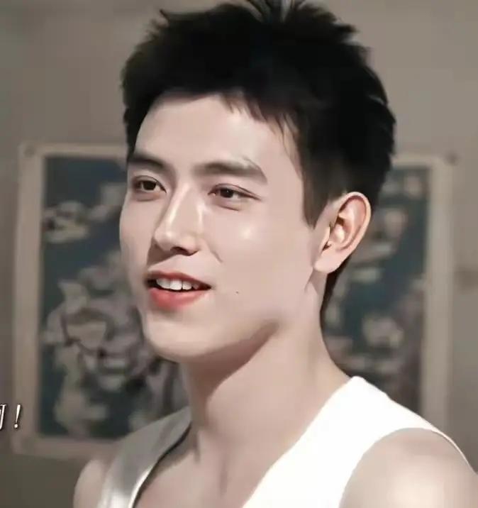 谁能想到，2026年开年最让人上头的“人夫”，是25岁的陈飞宇？
 
央视热播的