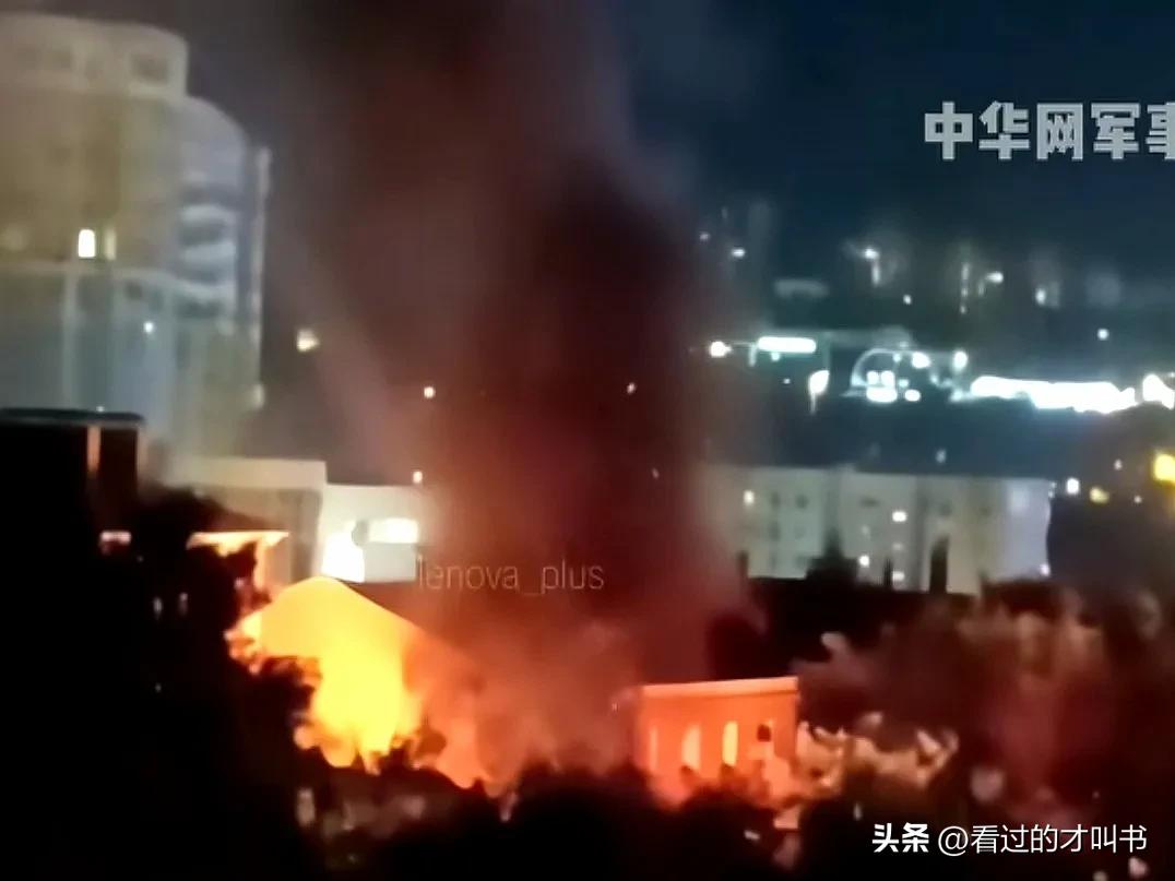 为庆祝海军节，7月27日夜间，别尔哥罗德联邦安全局，内务部，在办公大楼上空举行了