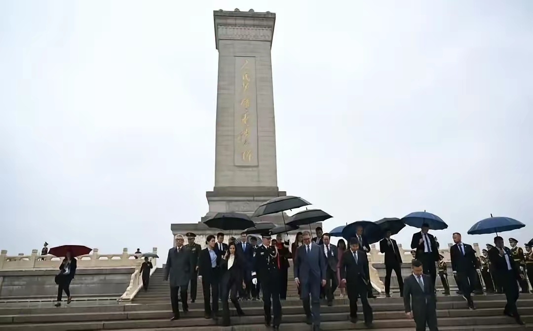 武契奇向人民英雄纪念碑敬献花圈今天，武契奇除了来人民大会堂参加会议之外，他还冒雨