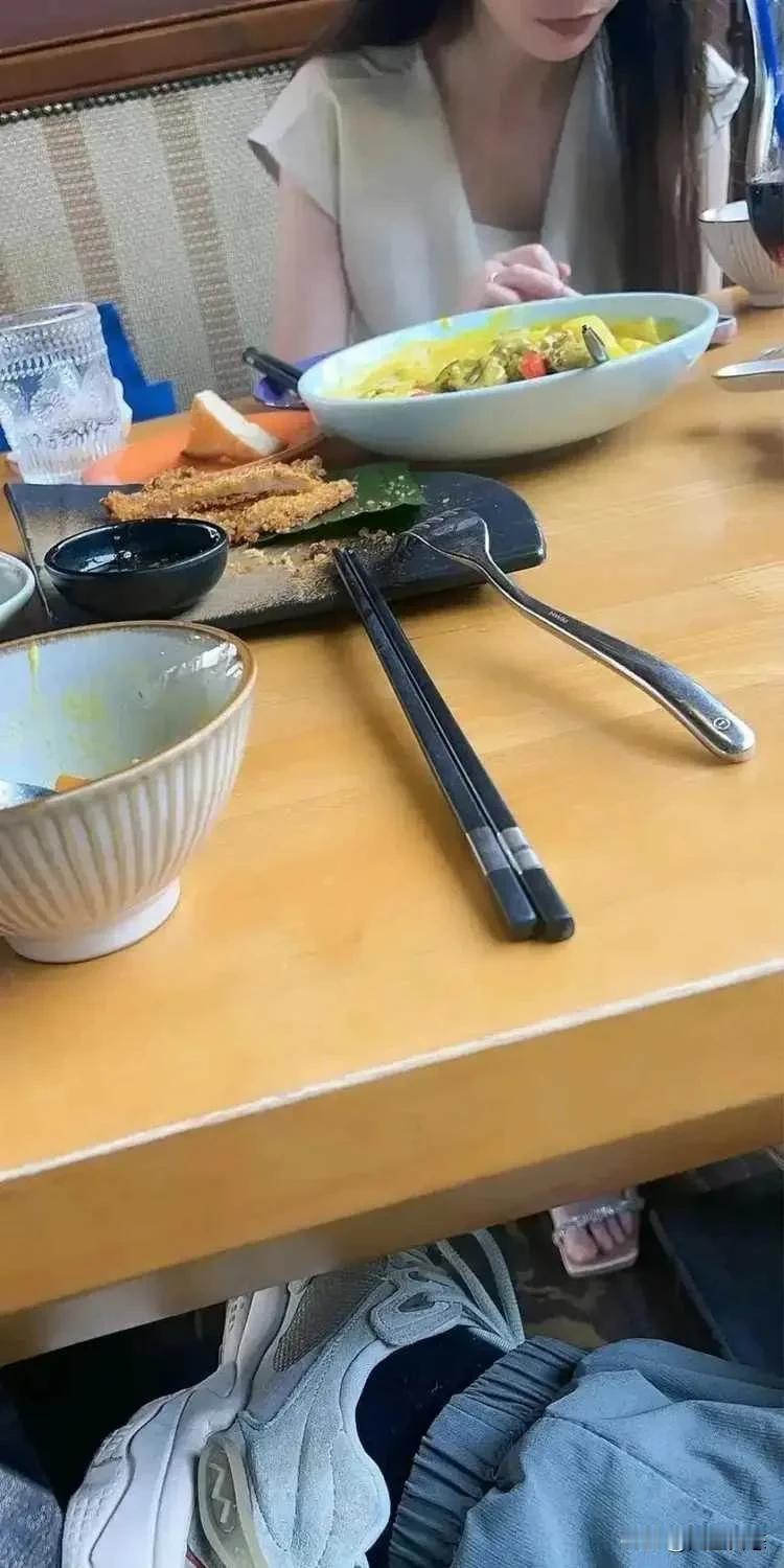 跟相亲对象第一次单独吃饭，她既不吃东西又不说话，低着头玩手机。

是我点的菜太差