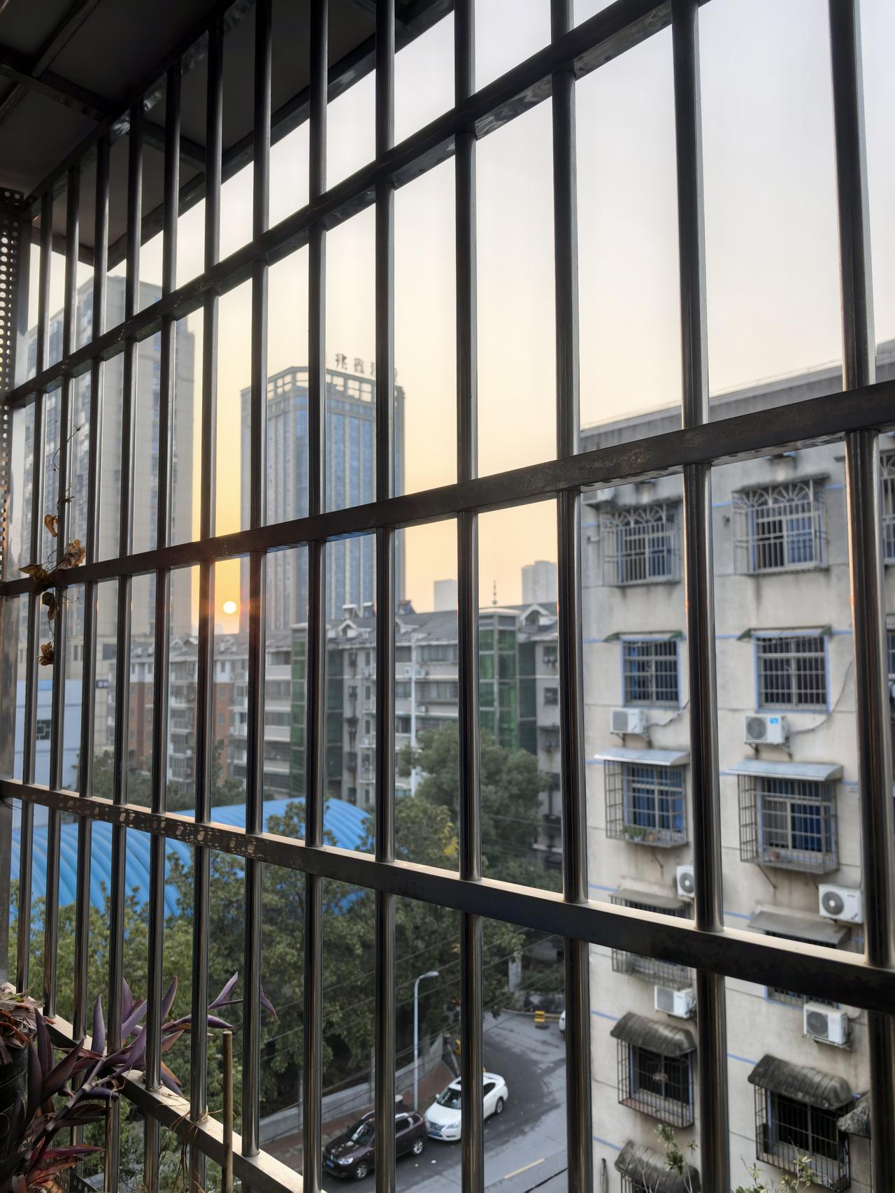 过节，可以走亲访友，也可拉近人与人之间的距离，增强情感，促进消费，保持社会活跃，