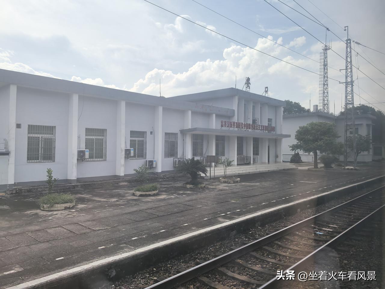 安口站，京广铁路上的车站，位于广东省韶关市乐昌市长来镇安口车站村，一座不再办理客