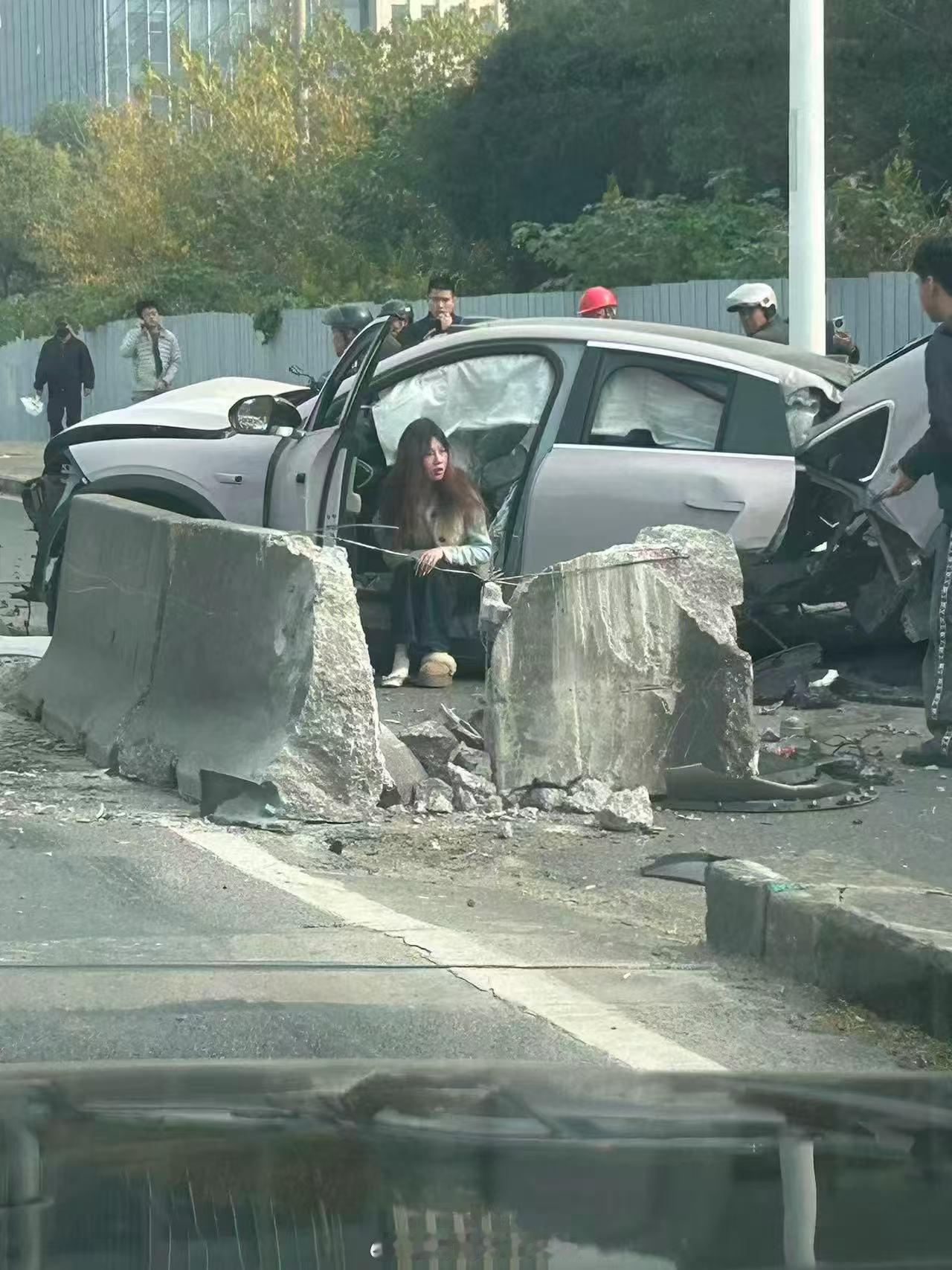 上海的蔚来EC6就这么断了啊？女车主一脸懵逼。咱就说，这车怎么能断成这样了呢？？