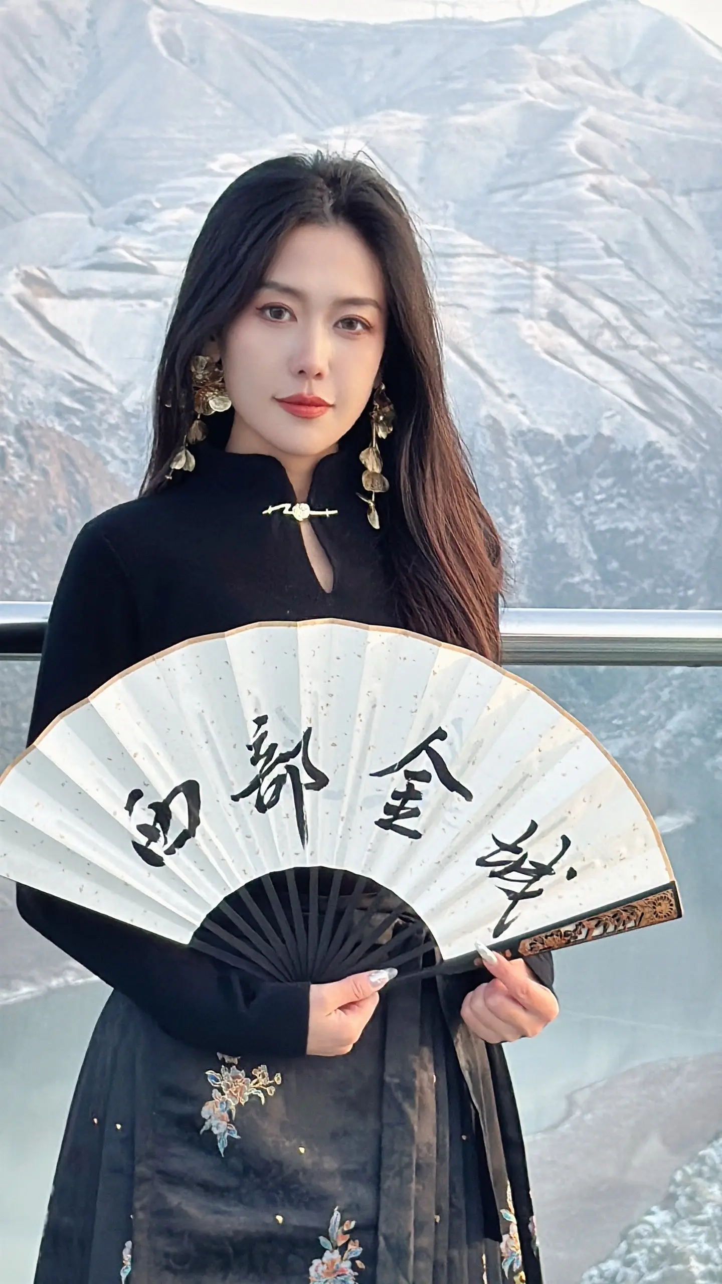 时间扑面而来,我们终将释怀。健康的活着,平静的过着,开心的笑着,适当的...