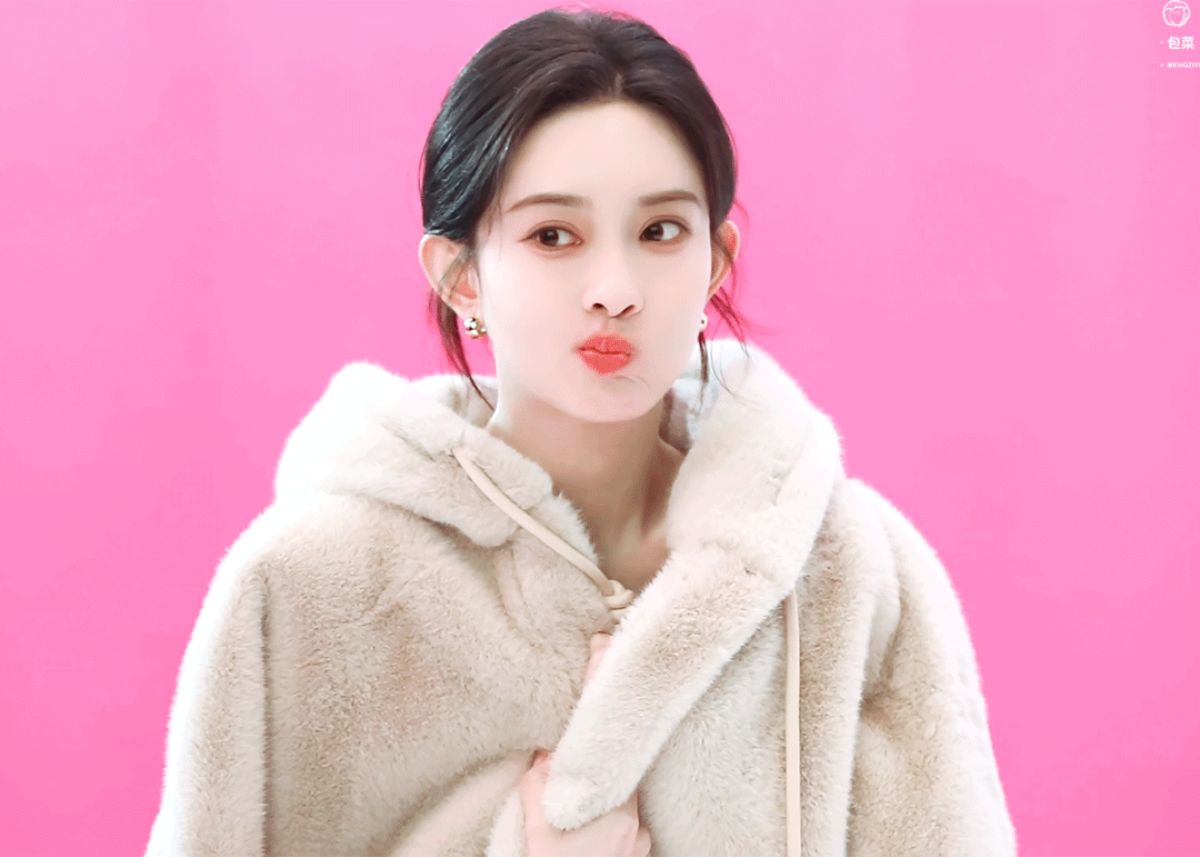 孟子义从小就是大眼睛美人，如今更是明眸善睐。她的眼睛像会说话一样，每次亮相都让人