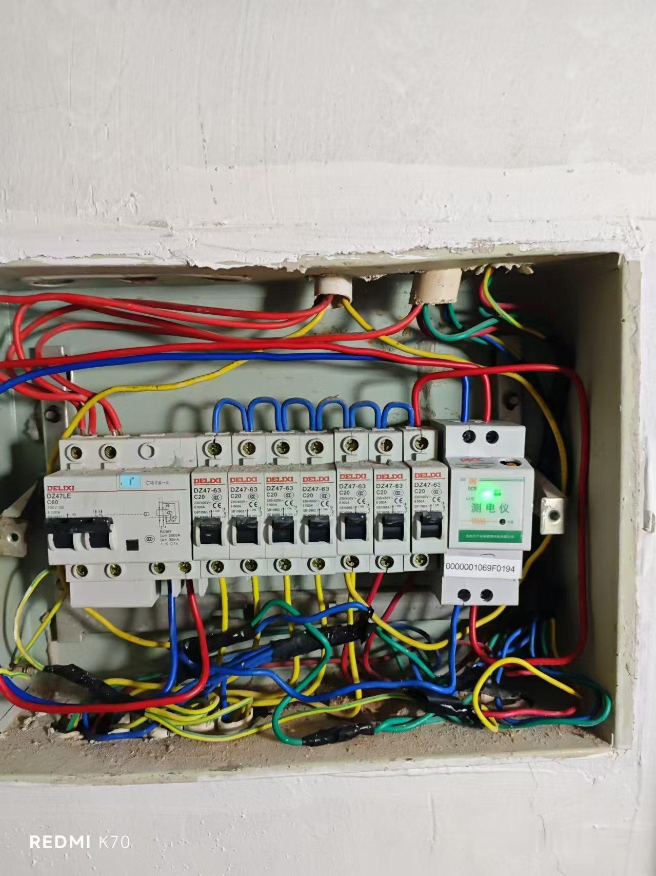 家庭装漏电开关有多重要?家庭装漏电保护器，可以有效的预防漏电导致的触电伤人事故。