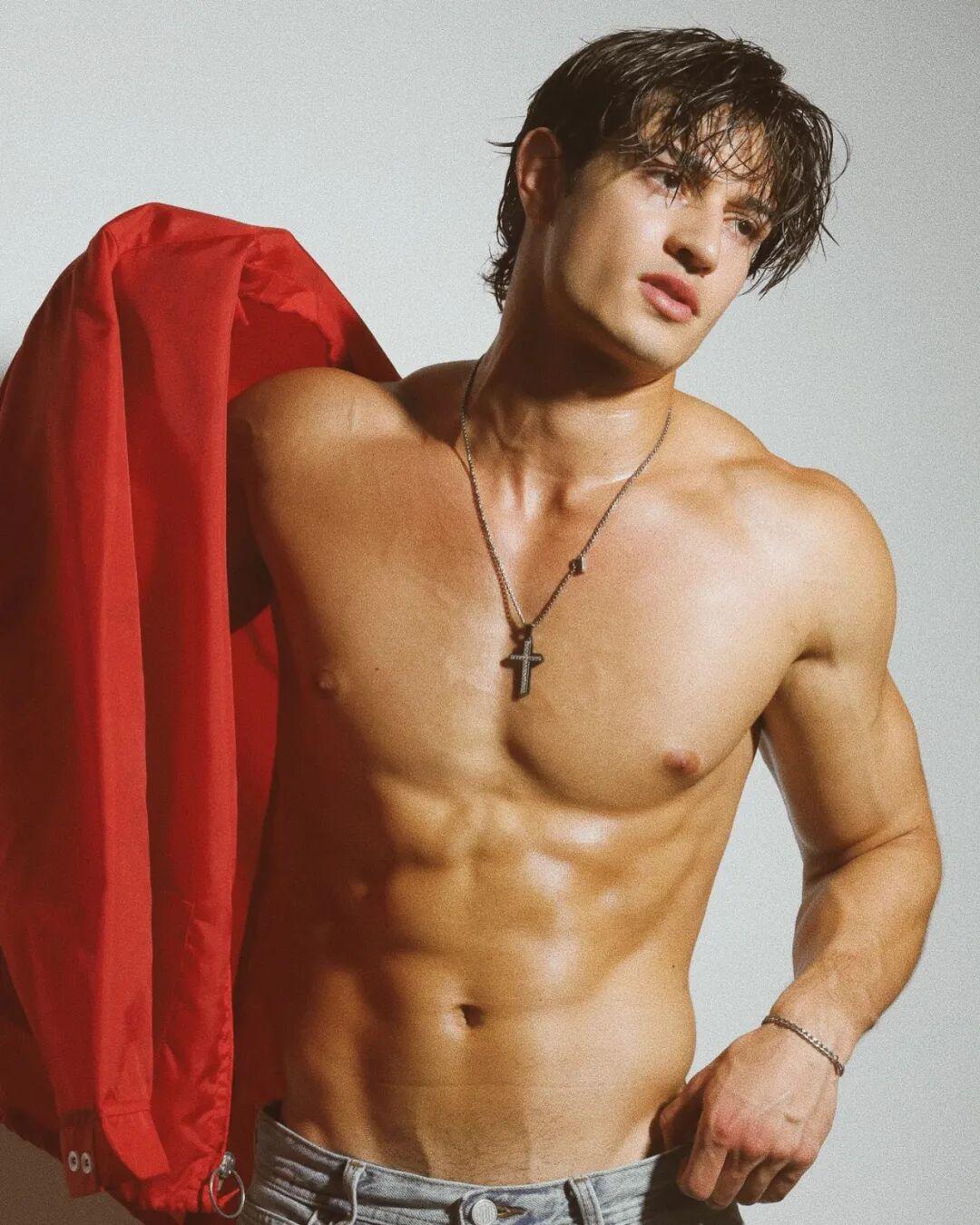 Johann Fitch颜值在线，五官立体深邃，轮廓硬朗分明，配上阳光灿烂的笑容