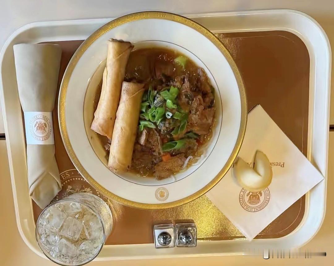 据美方发布，在前往北京的空军一号专机上，美国总统特朗普享用了一份“美式中国面”。