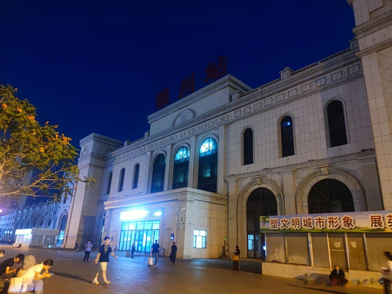 锦州站确实很原来不一样了，火车站门前朝阳、北票拉客的少了，站前增加了警务救助点，