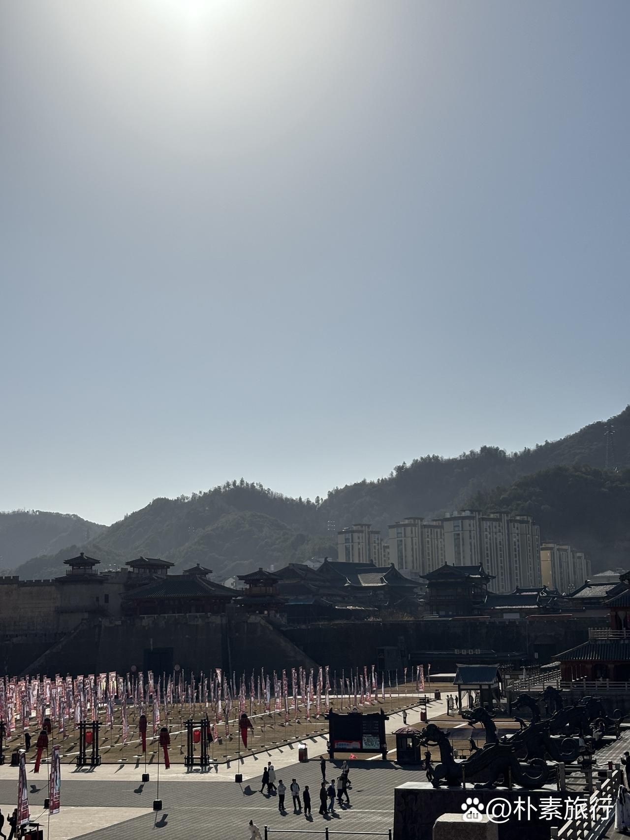 在浙江金华横店的秦王宫景区，看到虞书欣粉丝为她新剧开机做的应援旗子，感觉粉丝真的