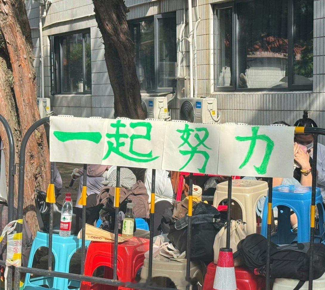 小海棠这行动力未免也太强了吧，丁禹兮前脚刚说继续努力，小海棠后脚就在线下挂上了一