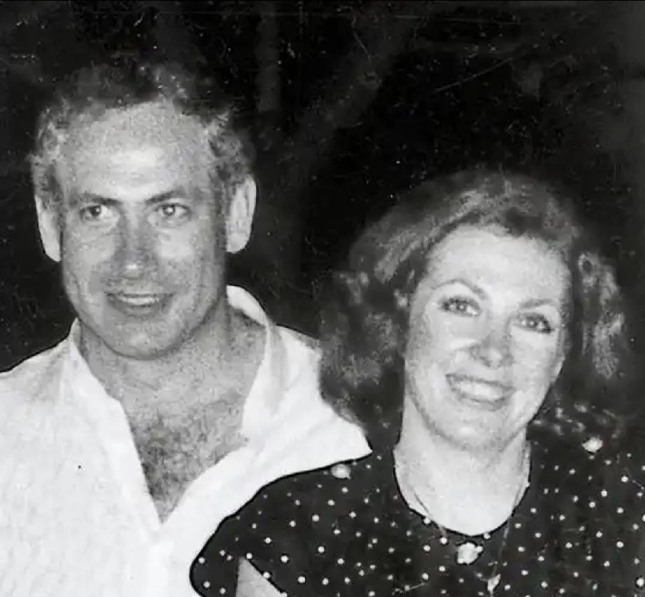 年轻时的内塔尼亚胡面带笑容，双目有神，看着是个硬汉；他的妻子萨拉笑的阳光灿烂，是