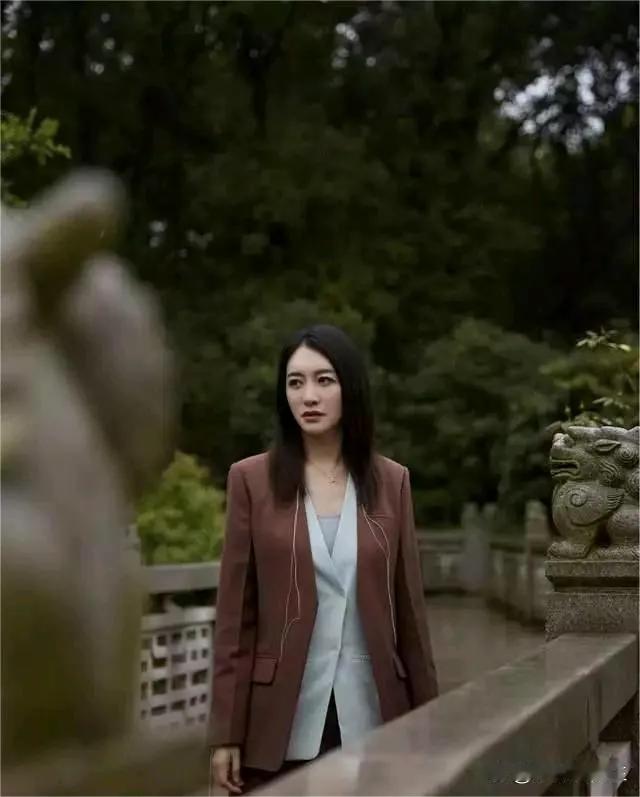 李小冉的气质好迷人，穿一身棕色西装套装凹造型。