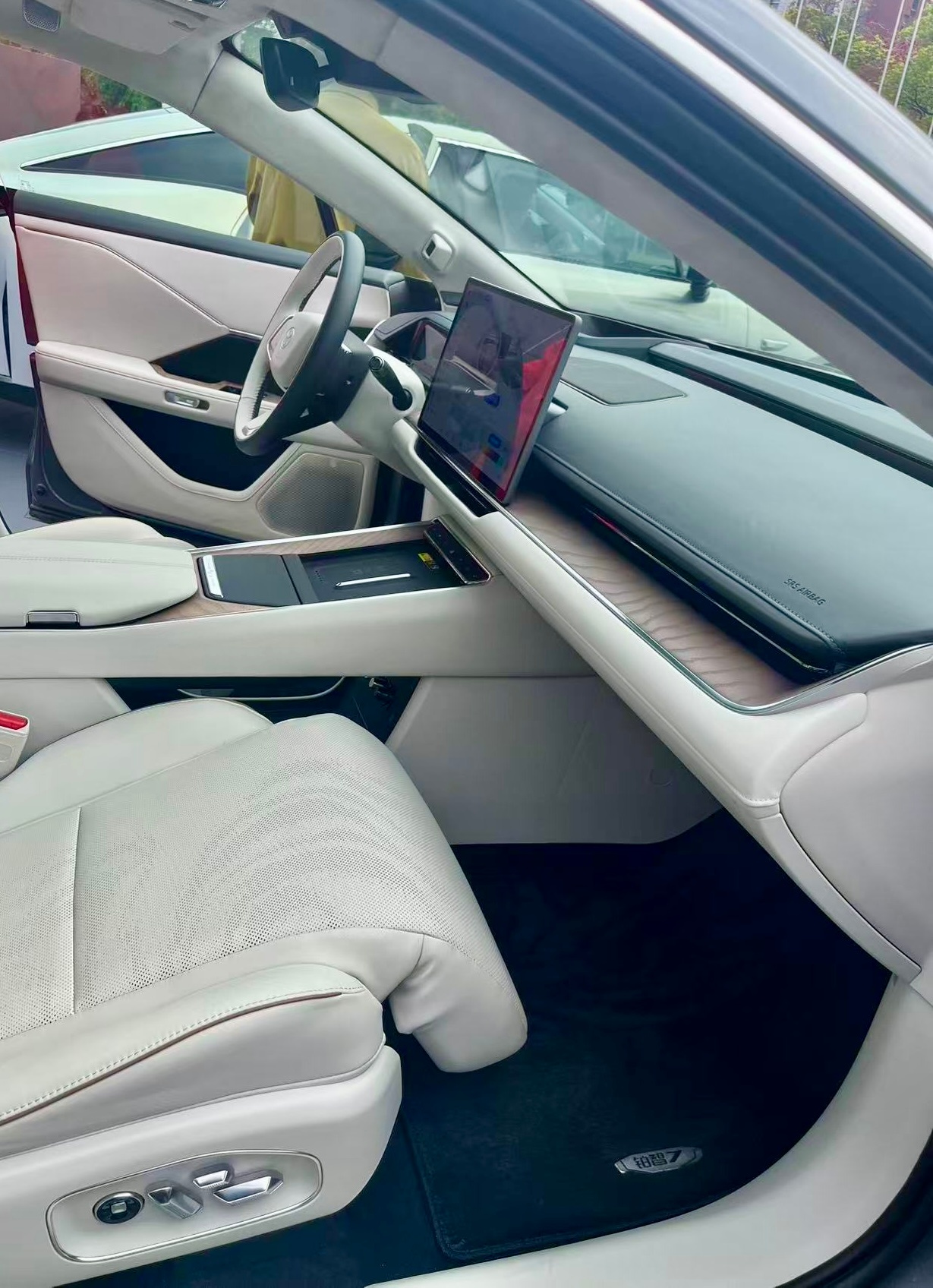 丰田铂智7全面开启预售今天丰田铂智7开启预售，D级豪华纯电+鸿蒙座舱，来猜个起售